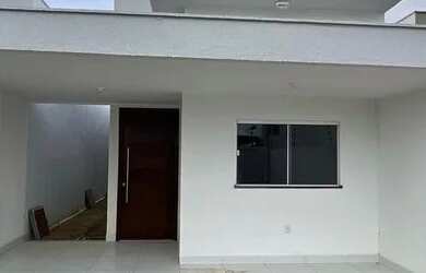 Imagem: A casa possui 3 Dormitórios, 2 Banheiros, 2 Vagas na garagem