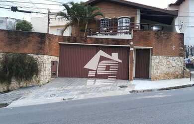 Imagem: A casa possui 4 Dormitórios, 4 Banheiros, 4 Vagas na garagem