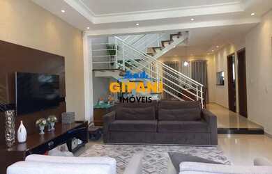 Imagem: A casa possui 3 Dormitórios, 2 Banheiros, 4 Vagas na garagem