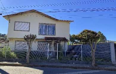 Imagem: A casa possui 4 Dormitórios, 1 Banheiro, 200m² de Área e