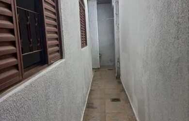 Imagem: A casa possui 3 Dormitórios, 2 Banheiros, 4 Vagas na garagem