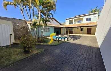 Imagem: A casa possui 4 Dormitórios, 4 Banheiros, 5 Vagas na garagem