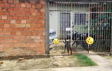 Imagem: A casa possui 2 Dormitórios, 1 Banheiro, 1 Vaga na garagem