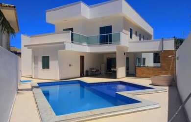 Imagem: A casa possui 4 Dormitórios, 5 Banheiros, 2 Vagas na garagem