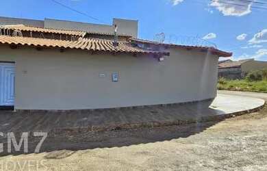 Imagem: A casa possui 2 Dormitórios, 1 Banheiro, 2 Vagas na garagem