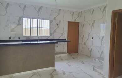 Imagem: A casa possui 3 Dormitórios, 2 Banheiros, 2 Vagas na garagem