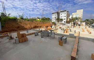 Imagem: A casa possui 3 Dormitórios, 2 Banheiros, 4 Vagas na garagem