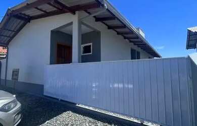 Imagem: A casa possui 1 Dormitório, 1 Banheiro, 1 Vaga na garagem