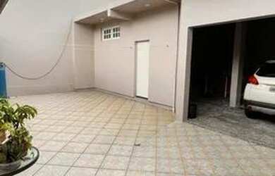 Imagem: A casa possui 3 Dormitórios, 2 Banheiros e 300m² de Área