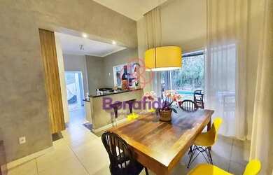 Imagem: A casa em condomínio possui 3 Dormitórios, 4 Banheiros, 2