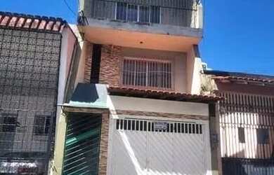 Imagem: A casa possui 3 Dormitórios, 3 Banheiros, 204m² de Área e