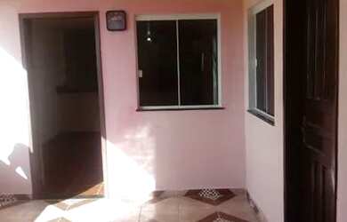 Imagem: A casa possui 2 Dormitórios e 1 Banheiro e está localizado