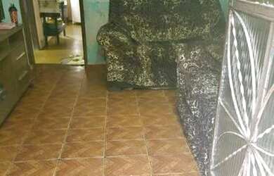 Imagem: A casa possui 3 Dormitórios, 1 Banheiro, 1 Vaga na garagem