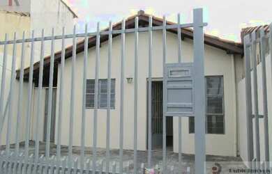 Imagem: A casa possui 2 Dormitórios, 1 Banheiro, 2 Vagas na garagem