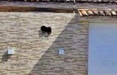 Imagem: A casa possui 3 Dormitórios, 3 Banheiros, 2 Vagas na garagem