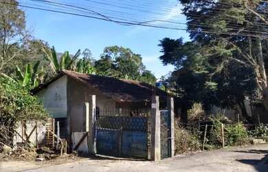 Imagem: A casa possui 3 Dormitórios, 2 Banheiros, 5 Vagas na garagem