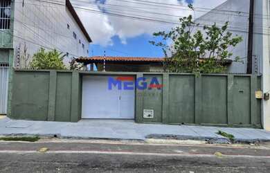 Imagem: A casa possui 3 Dormitórios, 3 Banheiros, 2 Vagas na garagem