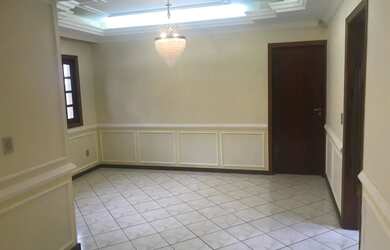 Imagem: A casa possui 3 Dormitórios, 4 Banheiros, 2 Vagas na garagem