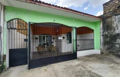 Imagem: A casa possui 3 Dormitórios, 3 Banheiros, 1 Vaga na garagem