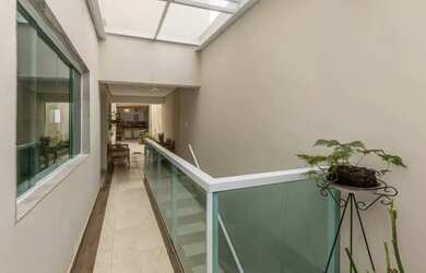 Imagem: A casa possui 3 Dormitórios, 3 Banheiros, 2 Vagas na garagem