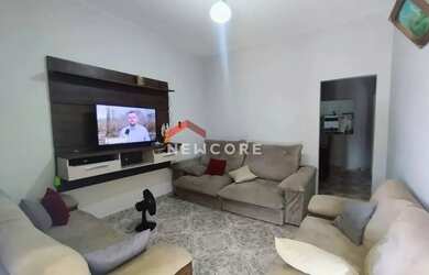 Imagem: A casa possui 3 Dormitórios, 2 Banheiros, 5 Vagas na garagem