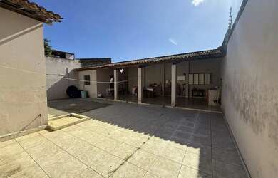 Imagem: A casa possui 3 Dormitórios, 2 Banheiros, 4 Vagas na garagem