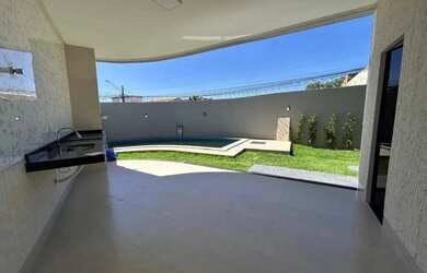 Imagem: A casa possui 3 Dormitórios, 3 Banheiros, 3 Vagas na garagem