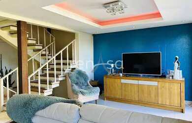 Imagem: A casa possui 3 Dormitórios, 4 Banheiros, 2 Vagas na garagem