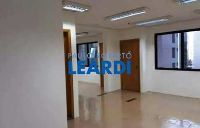 Imagem: O depósito possui 2 Vagas na garagem e 74m² de Área e está