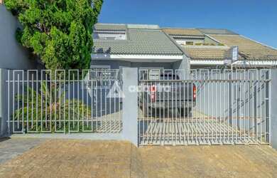 Imagem: A casa possui 3 Dormitórios, 3 Banheiros, 2 Vagas na garagem