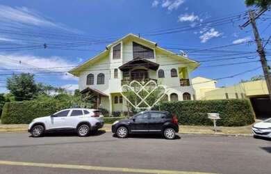 Imagem: A casa possui 4 Dormitórios, 3 Banheiros, 4 Vagas na garagem
