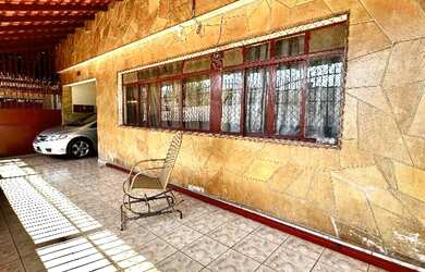 Imagem: A casa possui 3 Dormitórios, 2 Banheiros, 2 Vagas na garagem