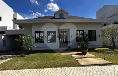 Imagem: A casa em condomínio possui 4 Dormitórios, 3 Banheiros, 2