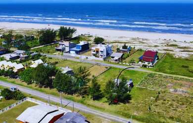 Imagem: A casa possui 2 Dormitórios, 1 Banheiro, 2 Vagas na garagem