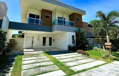 Imagem: A casa em condomínio possui 5 Dormitórios, 5 Banheiros e 232m²