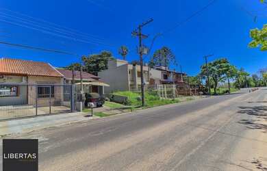 Imagem: A casa possui 3 Dormitórios, 2 Banheiros, 2 Vagas na garagem