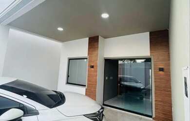 Imagem: A casa possui 3 Dormitórios, 2 Banheiros, 2 Vagas na garagem