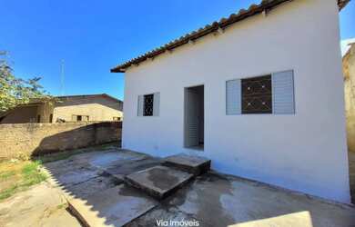 Imagem: A casa possui 2 Dormitórios, 1 Banheiro, 5 Vagas na garagem