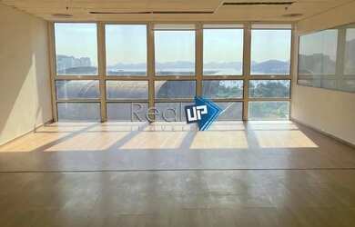 Imagem: O depósito possui 2 Vagas na garagem e 300m² de Área e está