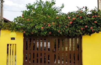 Imagem: A casa possui 3 Dormitórios, 2 Banheiros, 5 Vagas na garagem