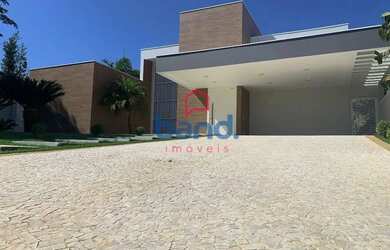 Imagem: A casa possui 4 Dormitórios, 4 Banheiros, 5 Vagas na garagem