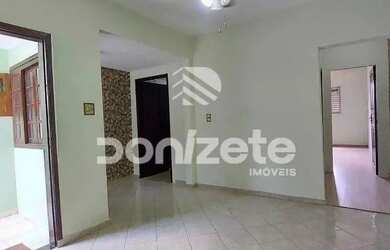 Imagem: A casa possui 2 Dormitórios, 2 Banheiros, 2 Vagas na garagem