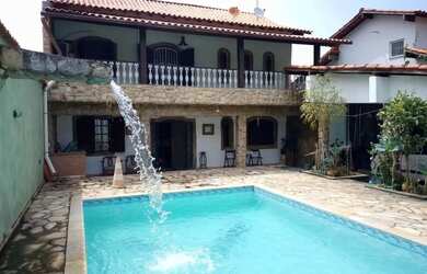 Imagem: A casa possui 5 Dormitórios, 3 Banheiros, 3 Vagas na garagem