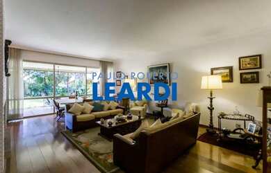 Imagem: A casa possui 4 Dormitórios, 5 Banheiros, 4 Vagas na garagem