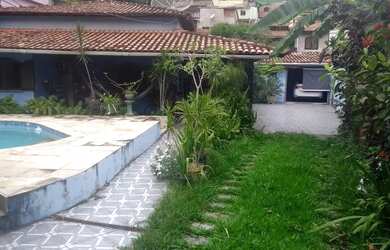 Imagem: A casa possui 3 Dormitórios, 2 Banheiros, 5 Vagas na garagem