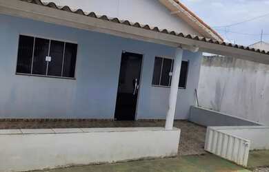 Imagem: A casa possui 3 Dormitórios, 2 Banheiros, 3 Vagas na garagem