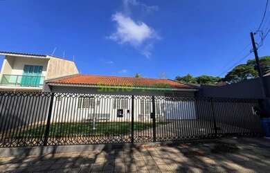 Imagem: A casa possui 4 Dormitórios, 3 Banheiros, 5 Vagas na garagem