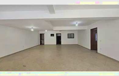 Imagem: A casa possui 4 Dormitórios, 4 Banheiros, 5 Vagas na garagem