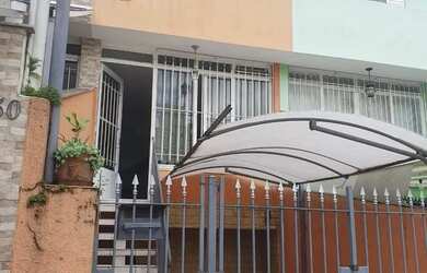 Imagem: A casa possui 2 Dormitórios, 2 Banheiros, 1 Vaga na garagem