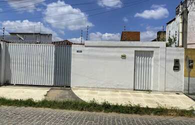 Imagem: A casa possui 3 Dormitórios, 2 Banheiros e 5 Vagas na garagem